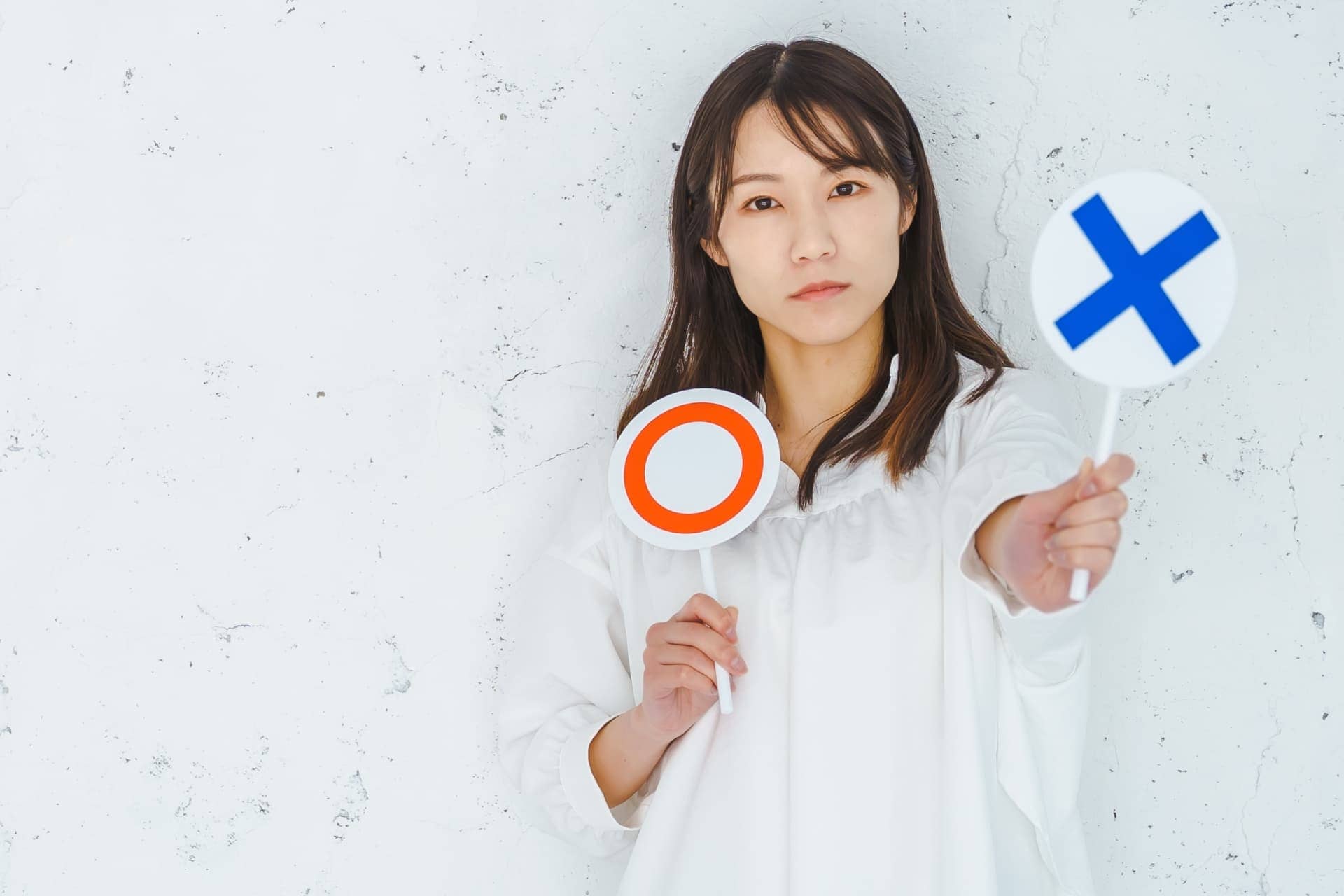 イライラして機嫌の悪い女性