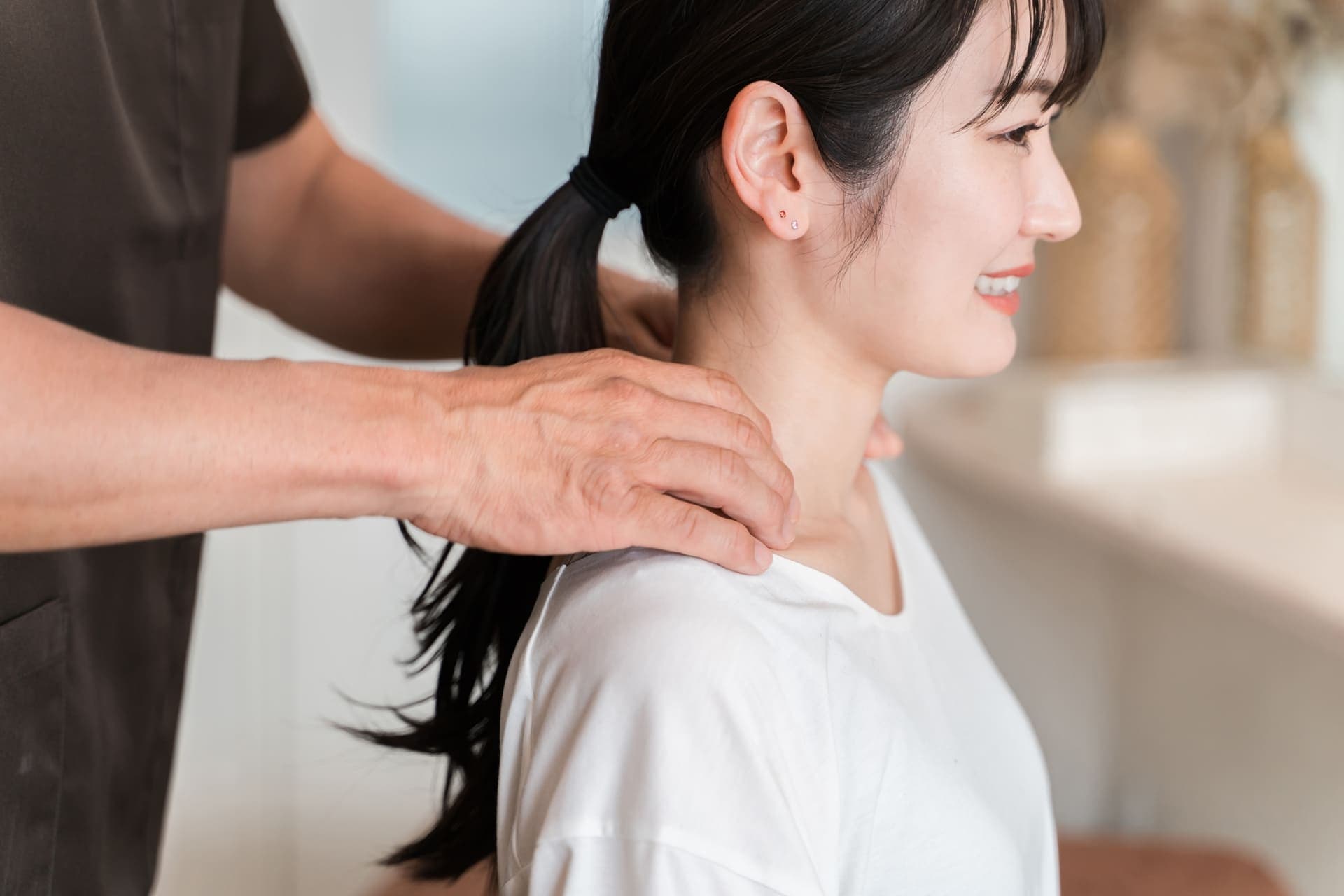 肩こりの施術を受ける女性