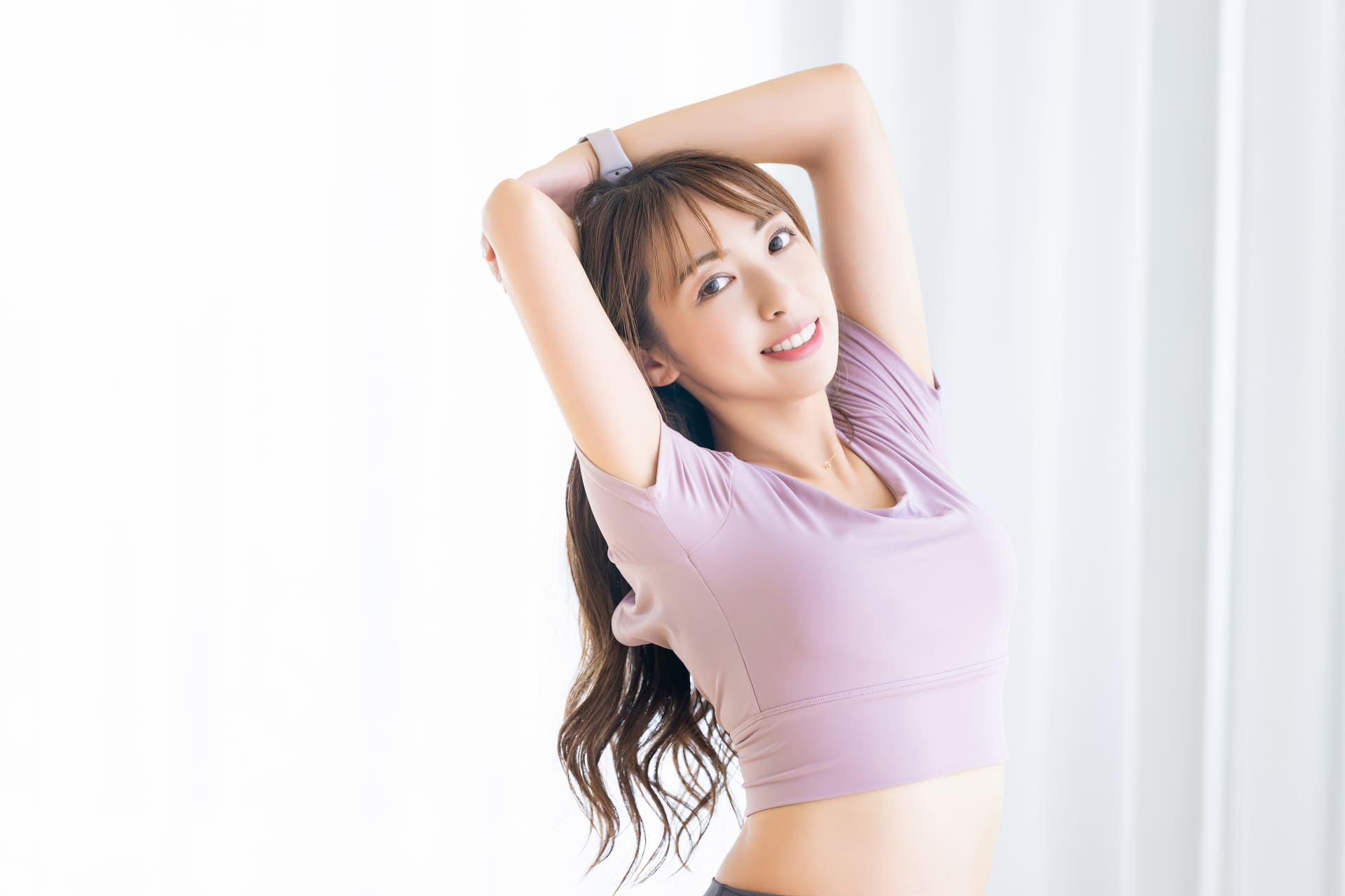 姿勢改善されてきれいな女性