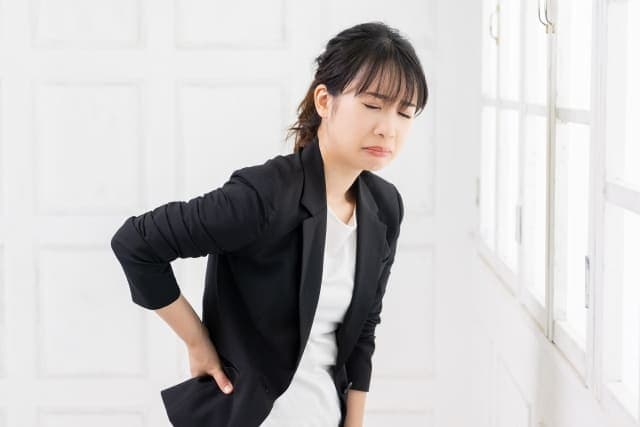 腰痛で悩む女性