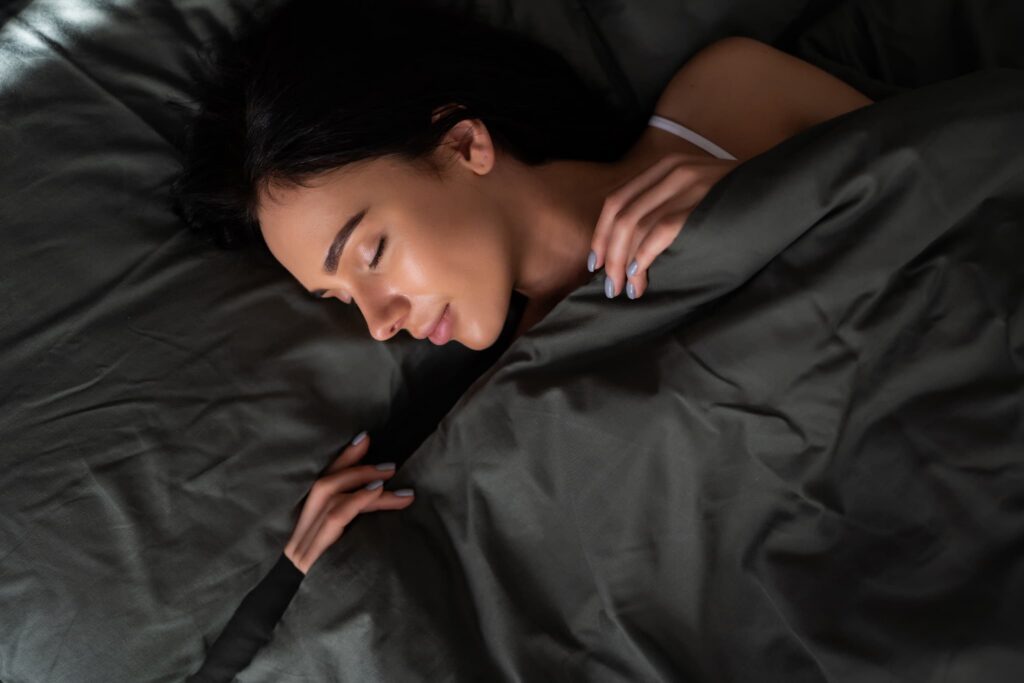 睡眠 用語集 1 すこやかな睡眠がとれている女性