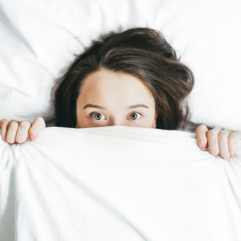 不眠 用語集 1 不眠で目を大きく見開いて眠れない様子の女性