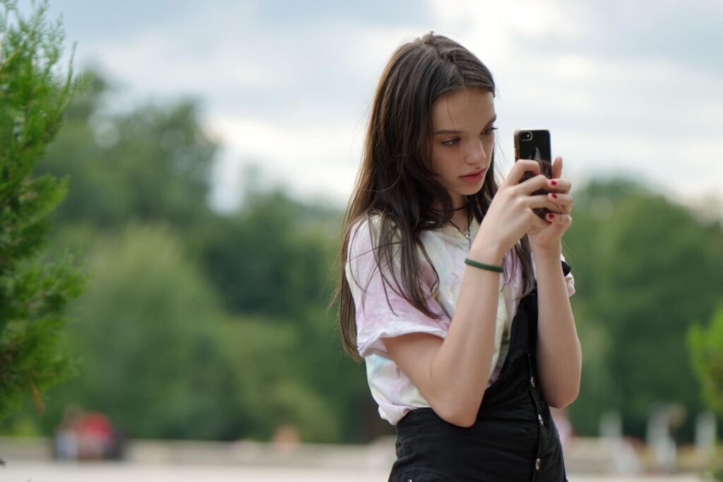 巻き肩 用語集 1 巻き肩の状態でスマホを触る女性