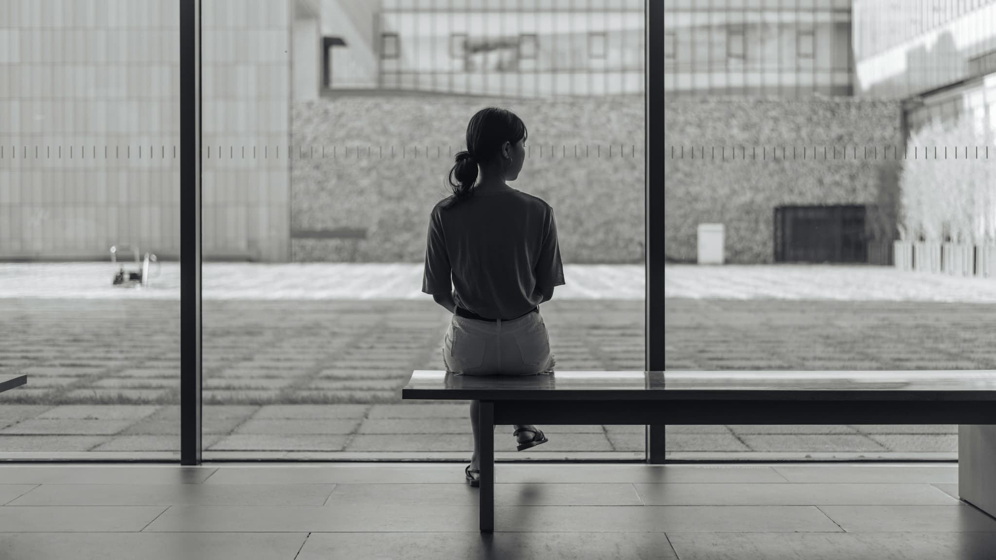 休んでも疲れが取れない女性、休息の質が悪い