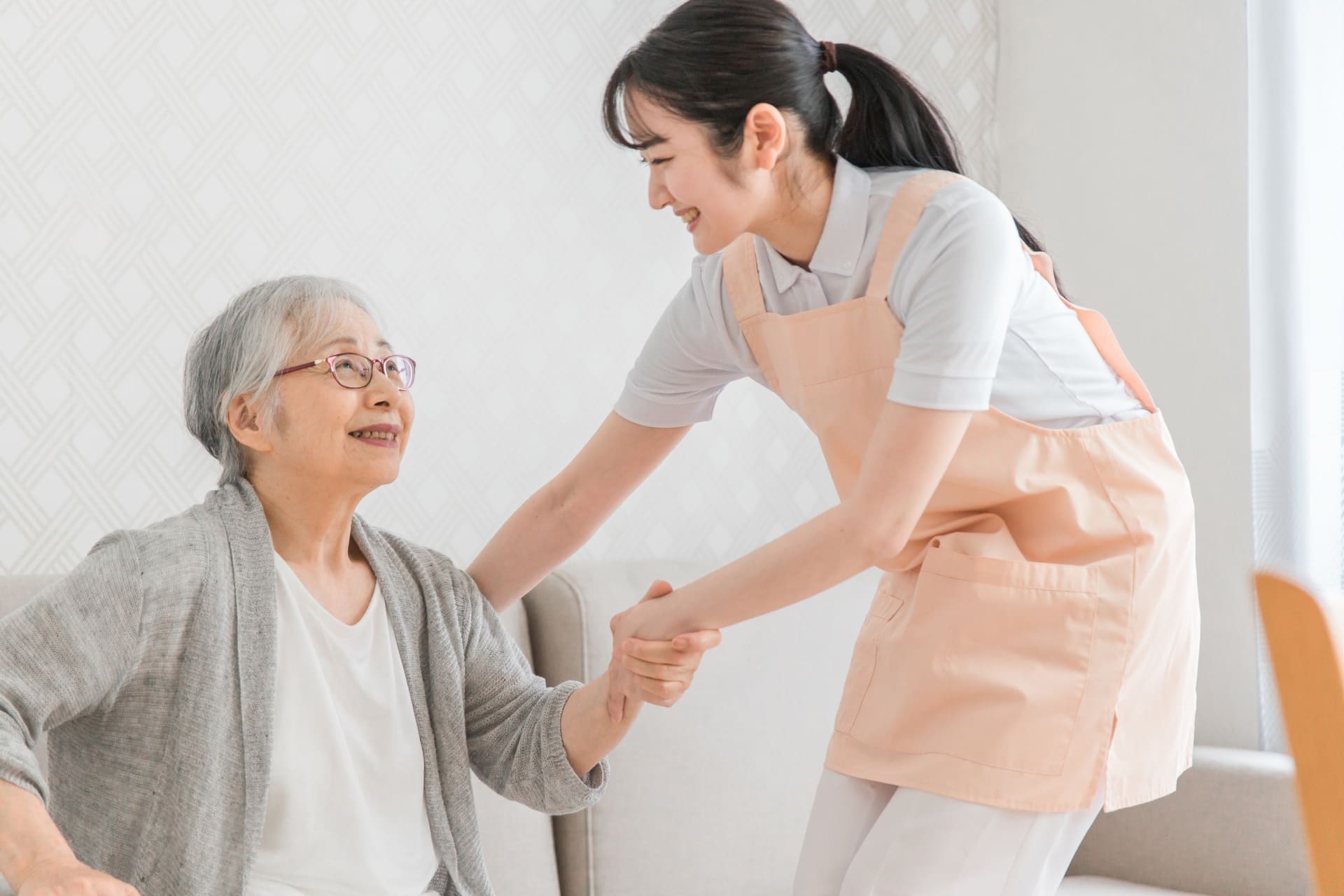 前かがみが多い職業の方で介護士の女性