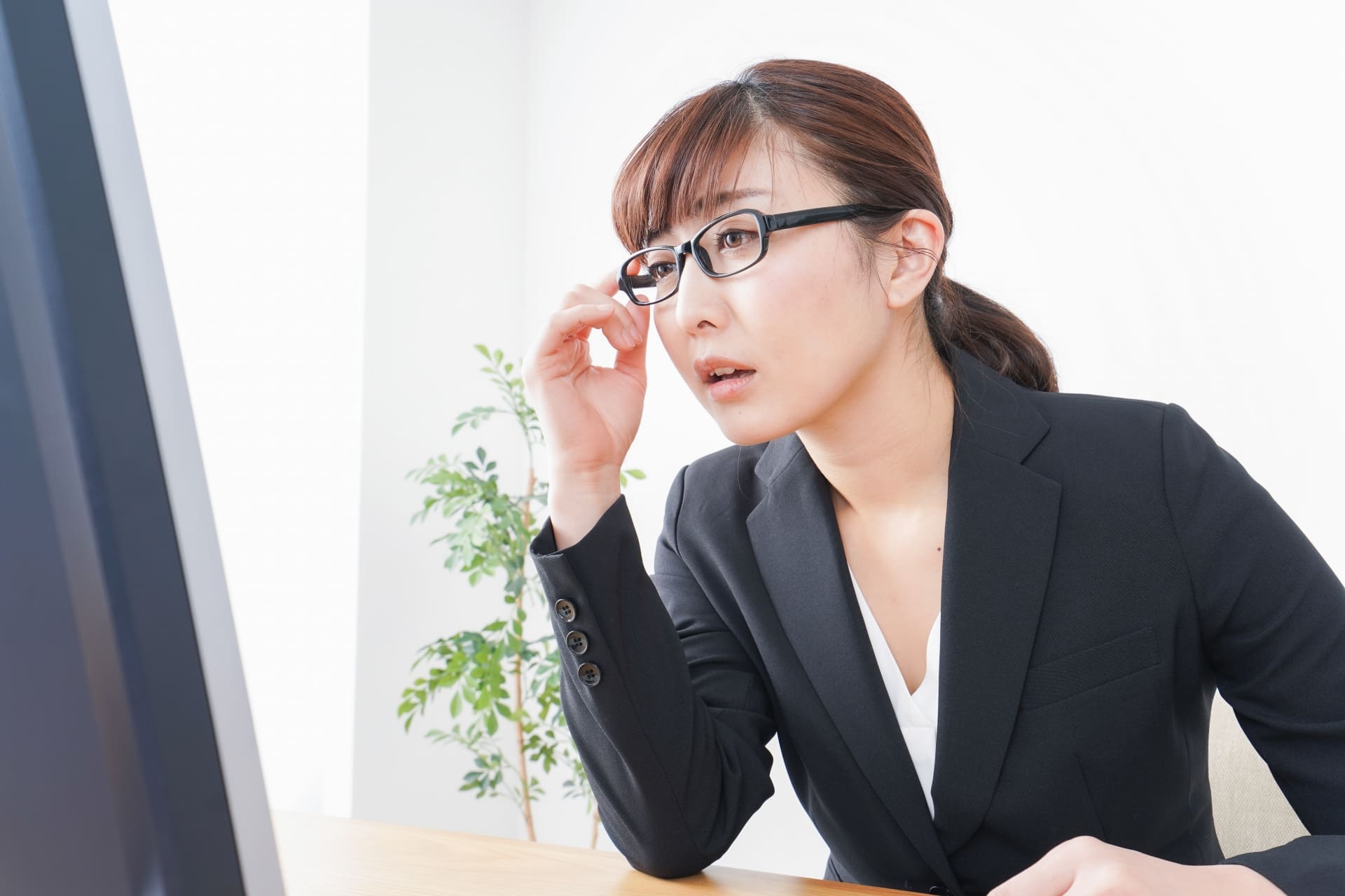 デジタル社会で健康ではない女性、つかれていそう