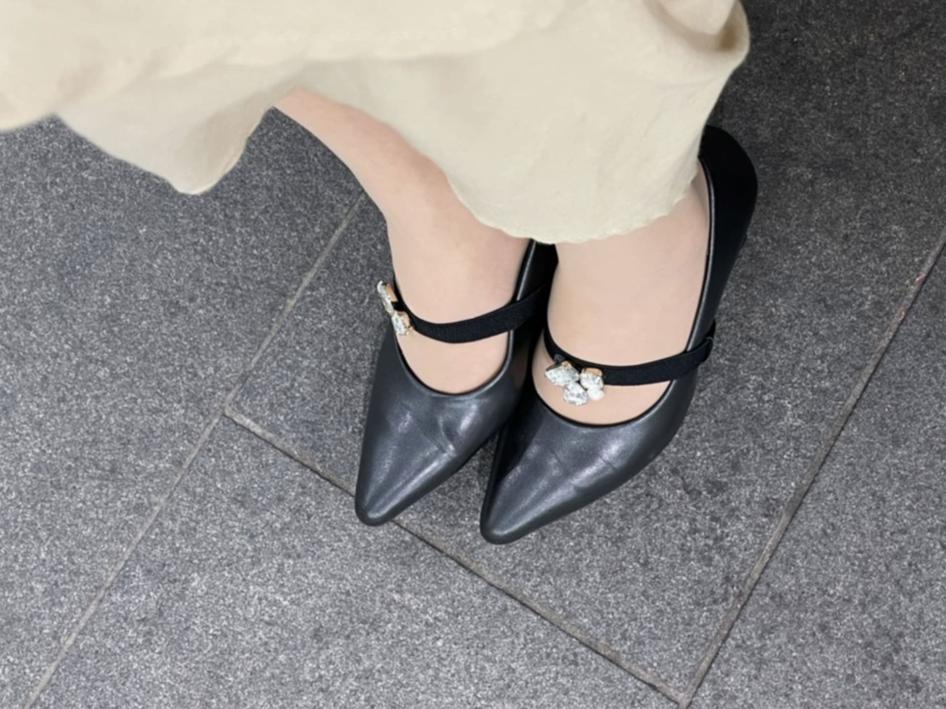 立ち仕事でつらい足の女性