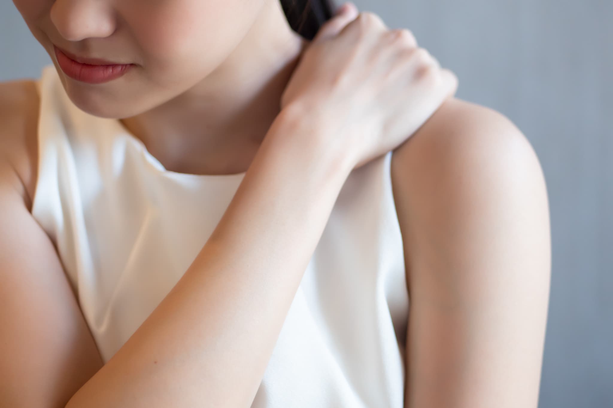 肩こりで悩む女性、原因は筋膜か内臓だと思う