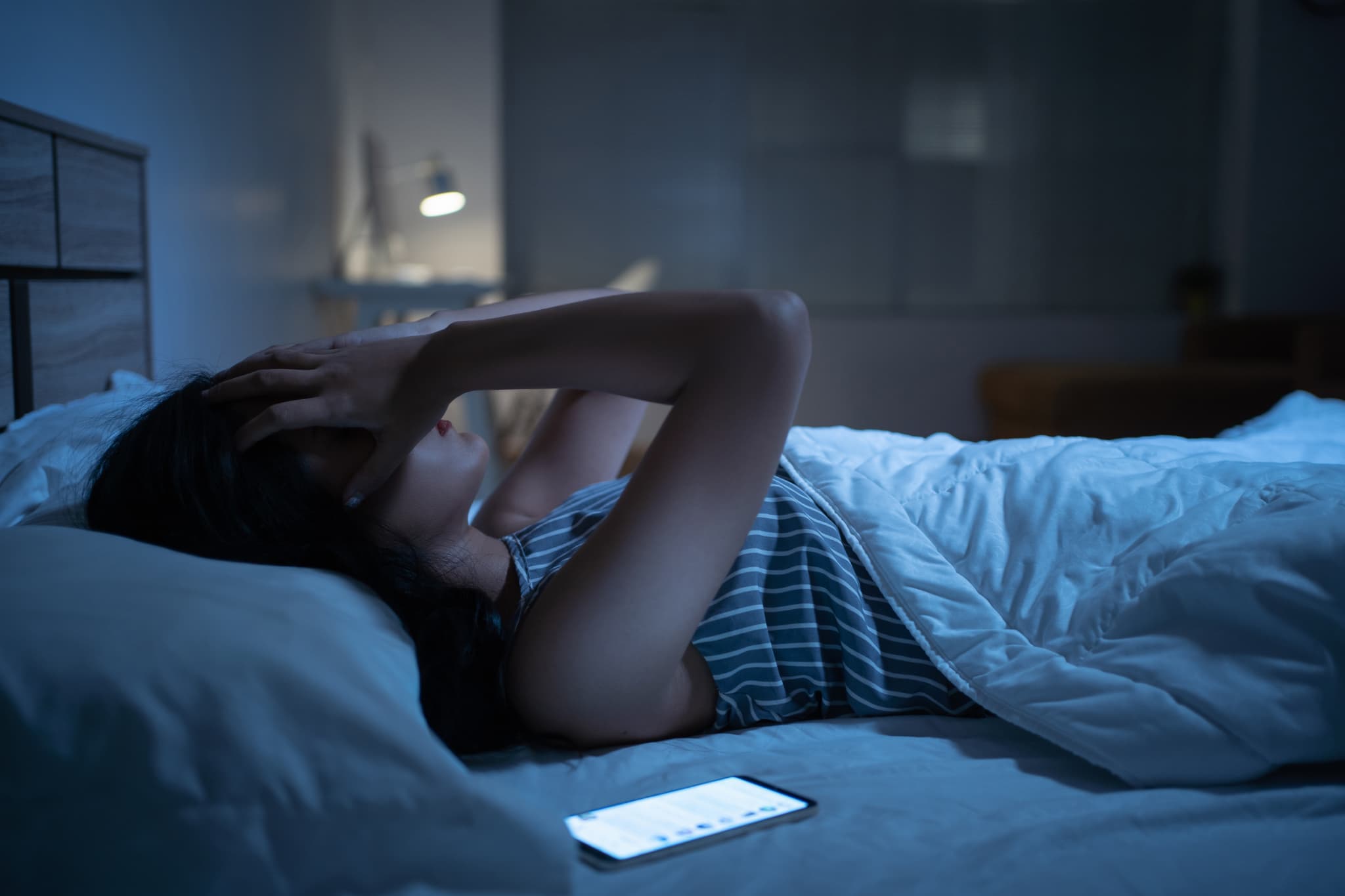 眠れないとストレス過多の女性。GABAはきっと足りていない