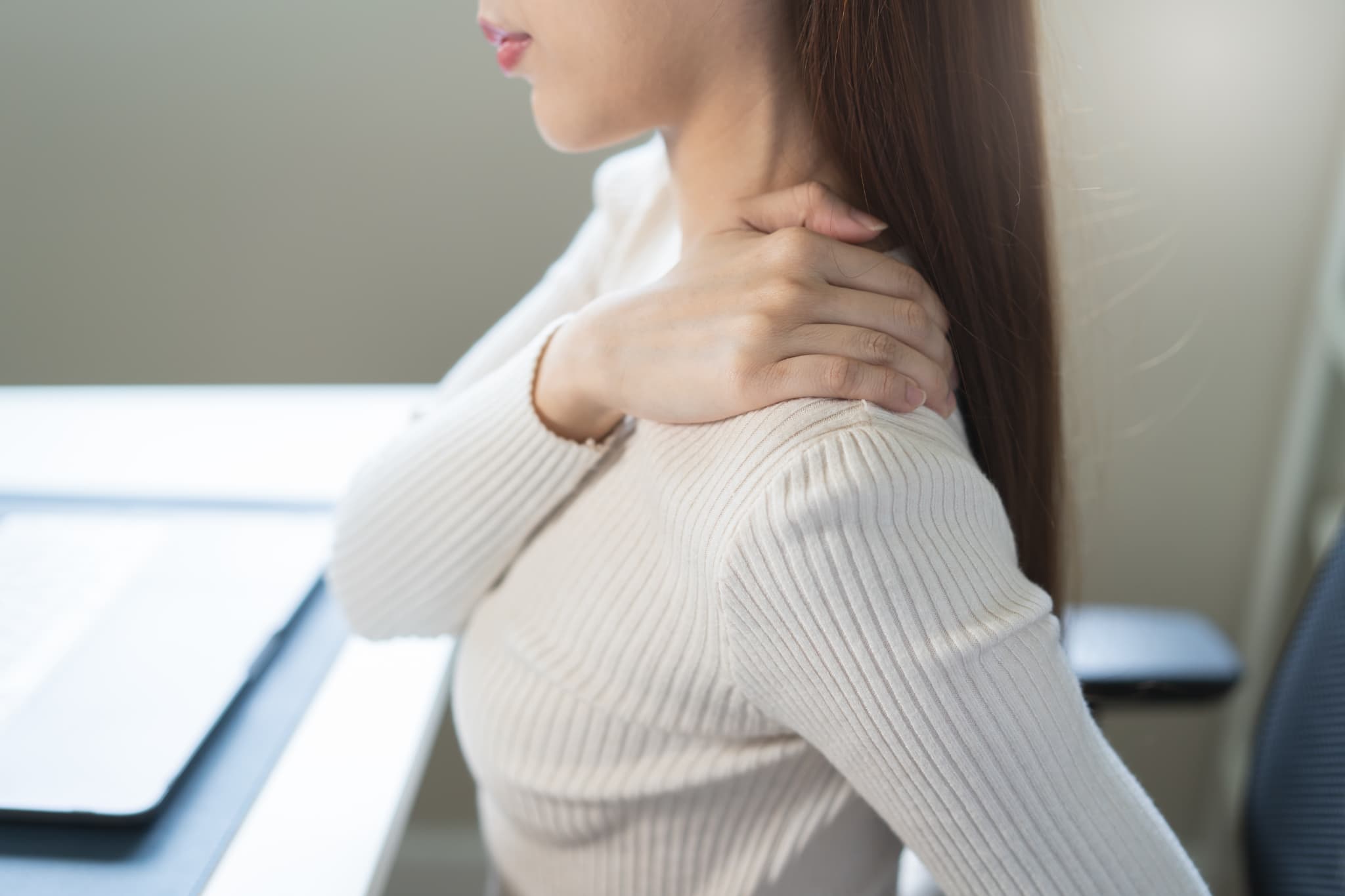 慢性的に肩こりを感じている女性