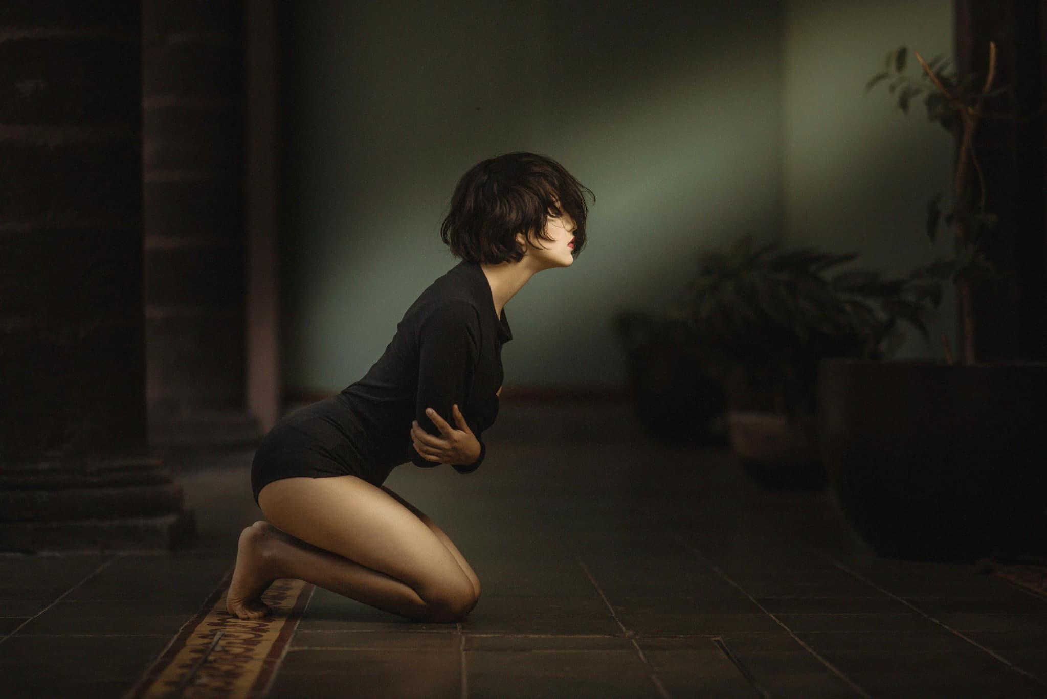 感情から体の痛みが出ている女性