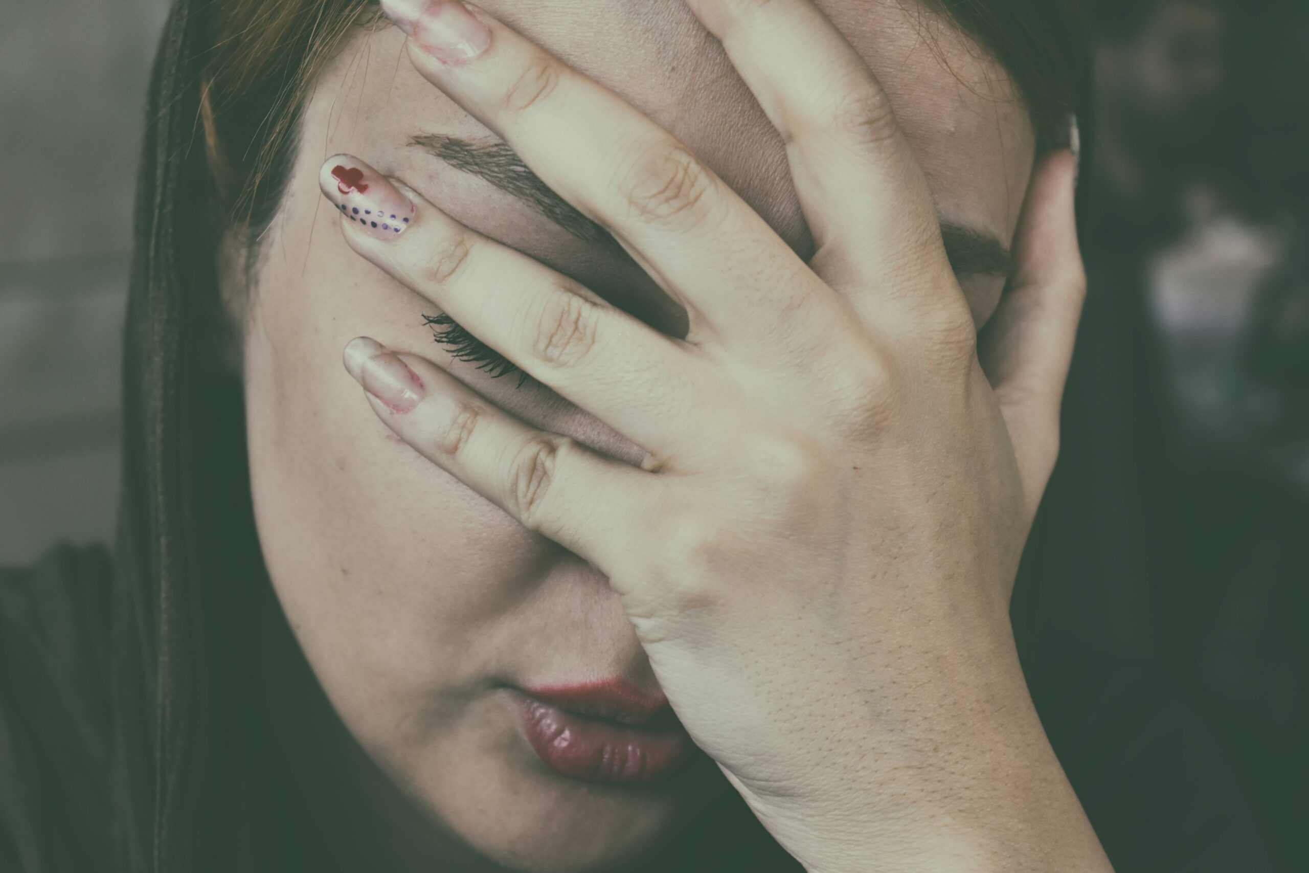 今日も一日なにもできなかったことを嘆く女性