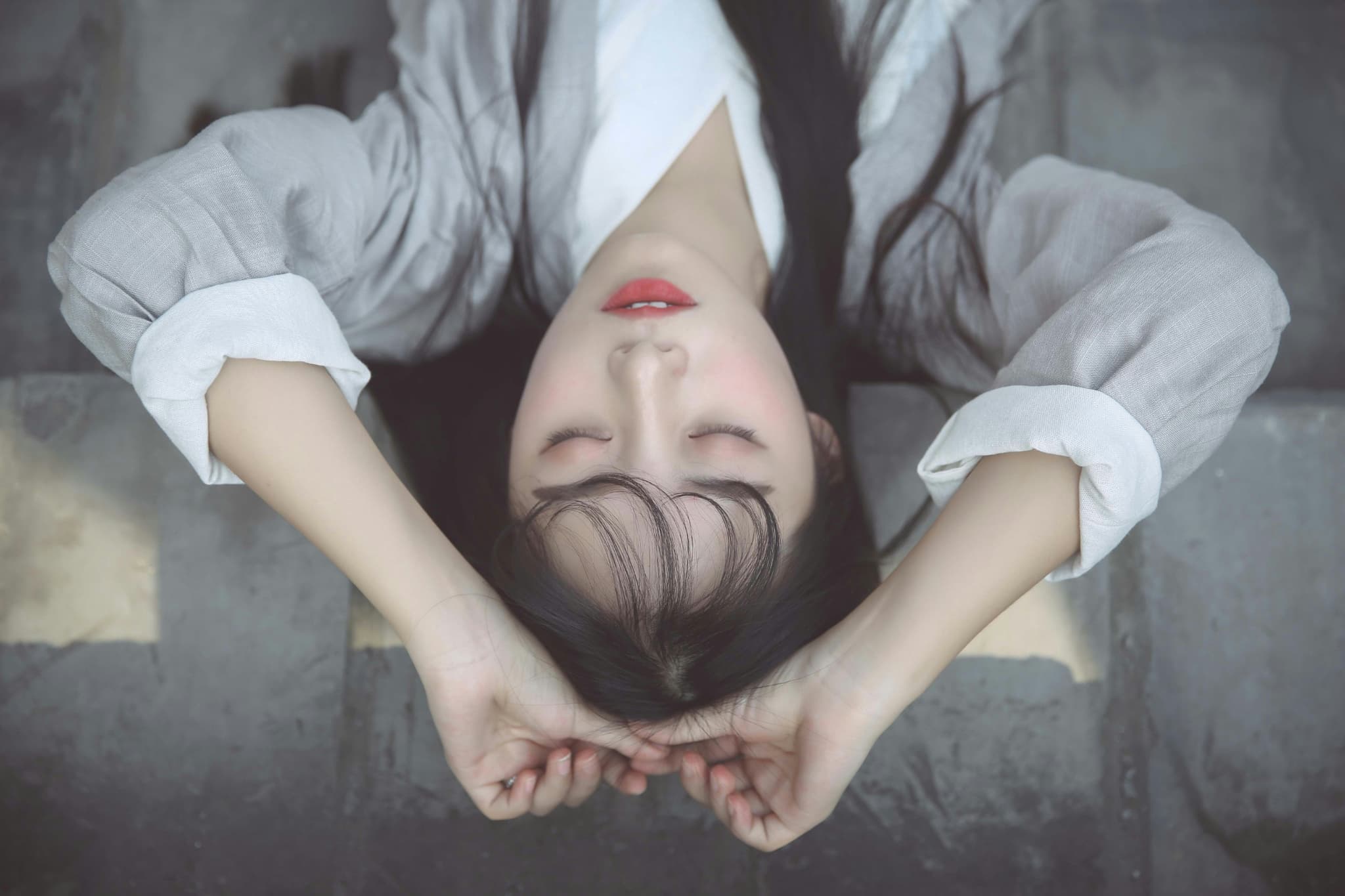 胃の不調と頭痛がありすっきりしない女性、整体で頭蓋調整が必要