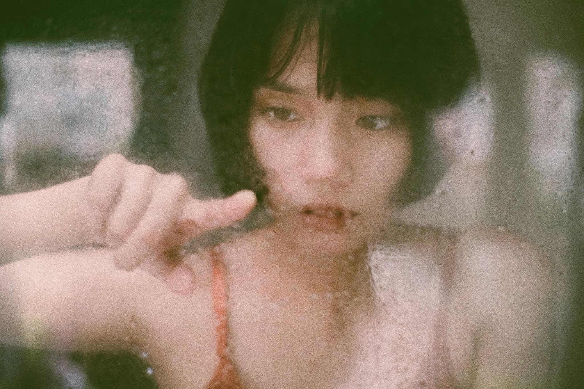 なんだかモヤモヤしている女性。原因は身体の緊張かも