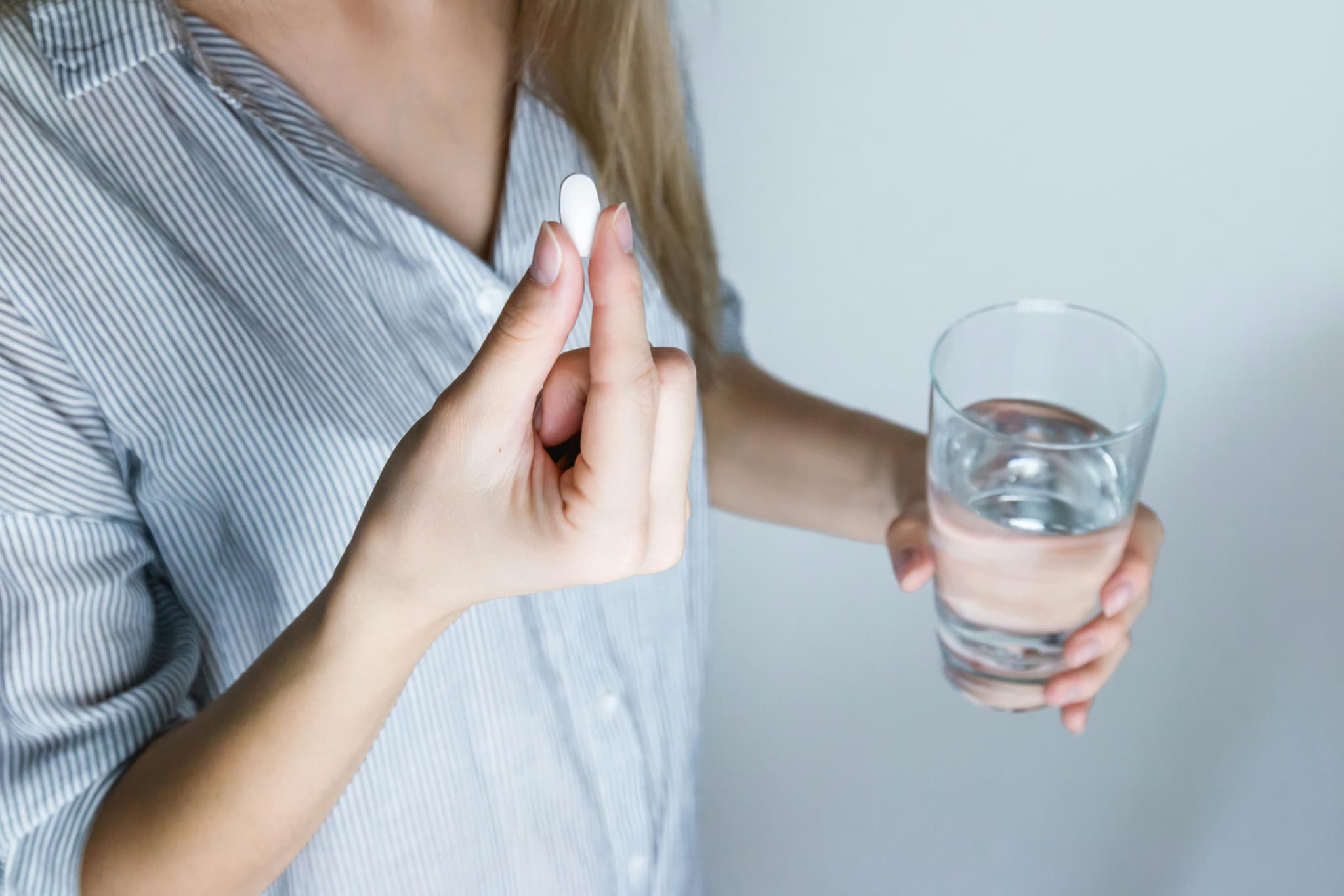 薬に頼らない生活がしたいと考えているがついつい鎮痛薬を飲んでしまいそうな女性