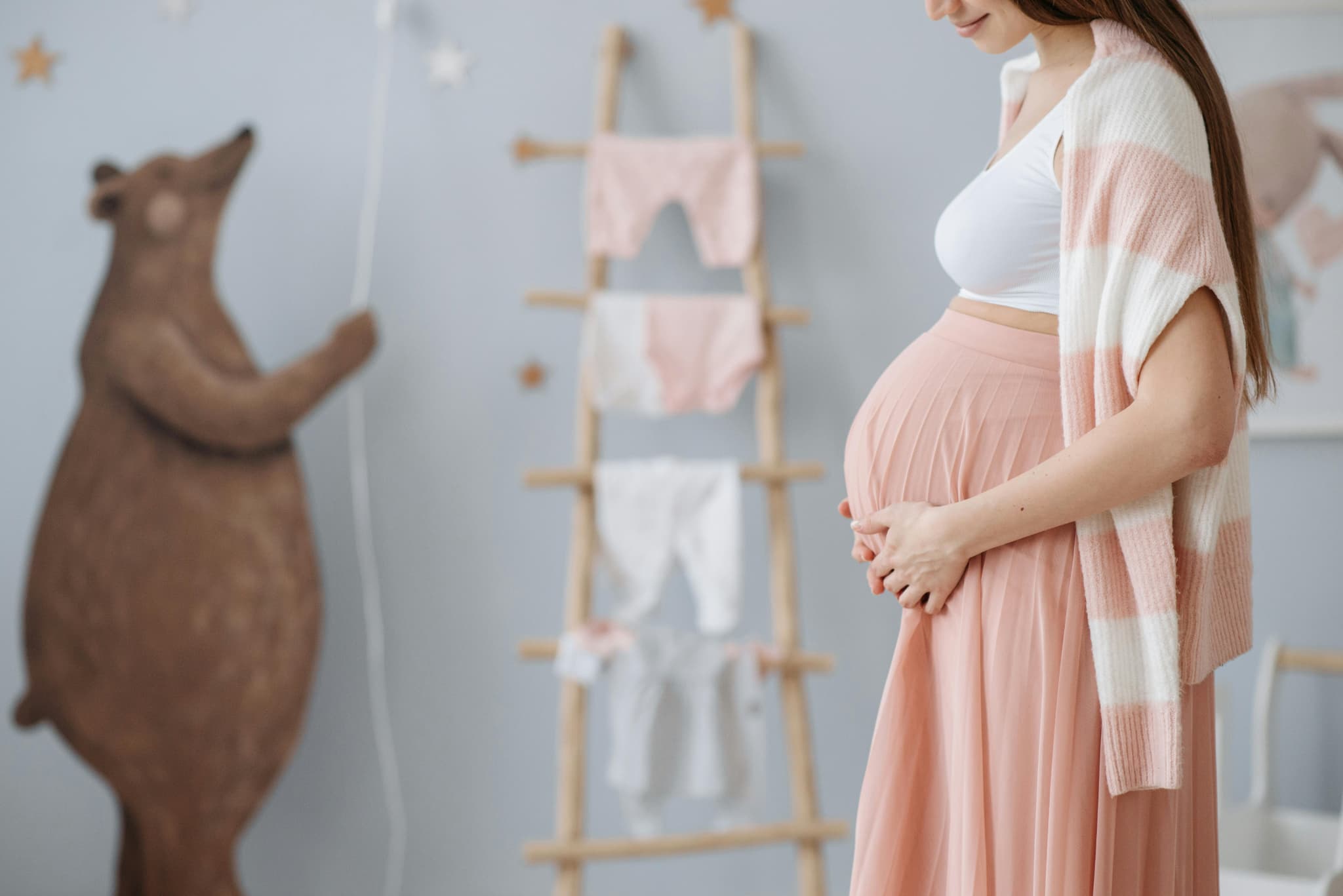 マタニティ整体を受けようとしている妊娠中の女性