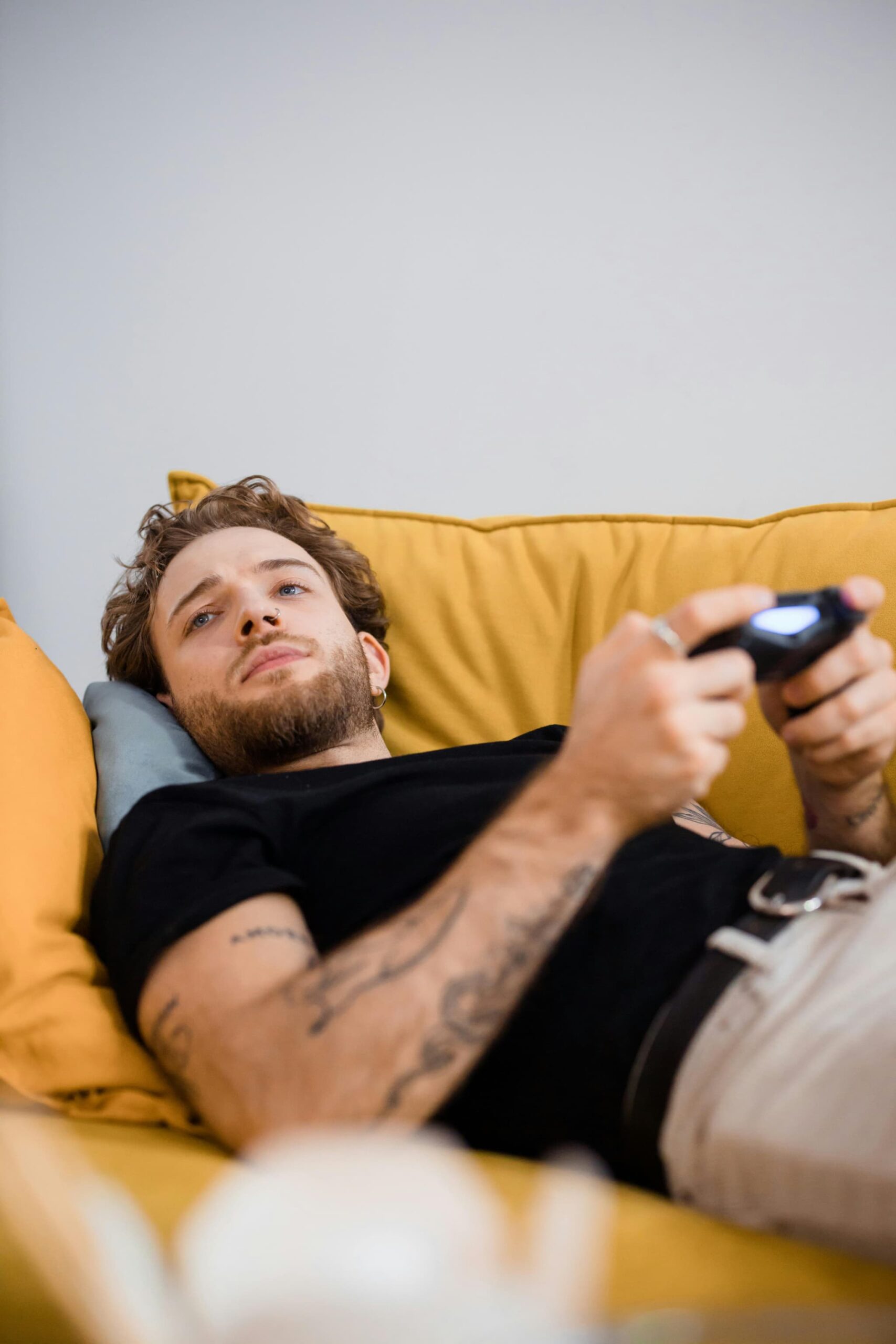 ゲームをして不調につながる姿勢で長時間いる男性