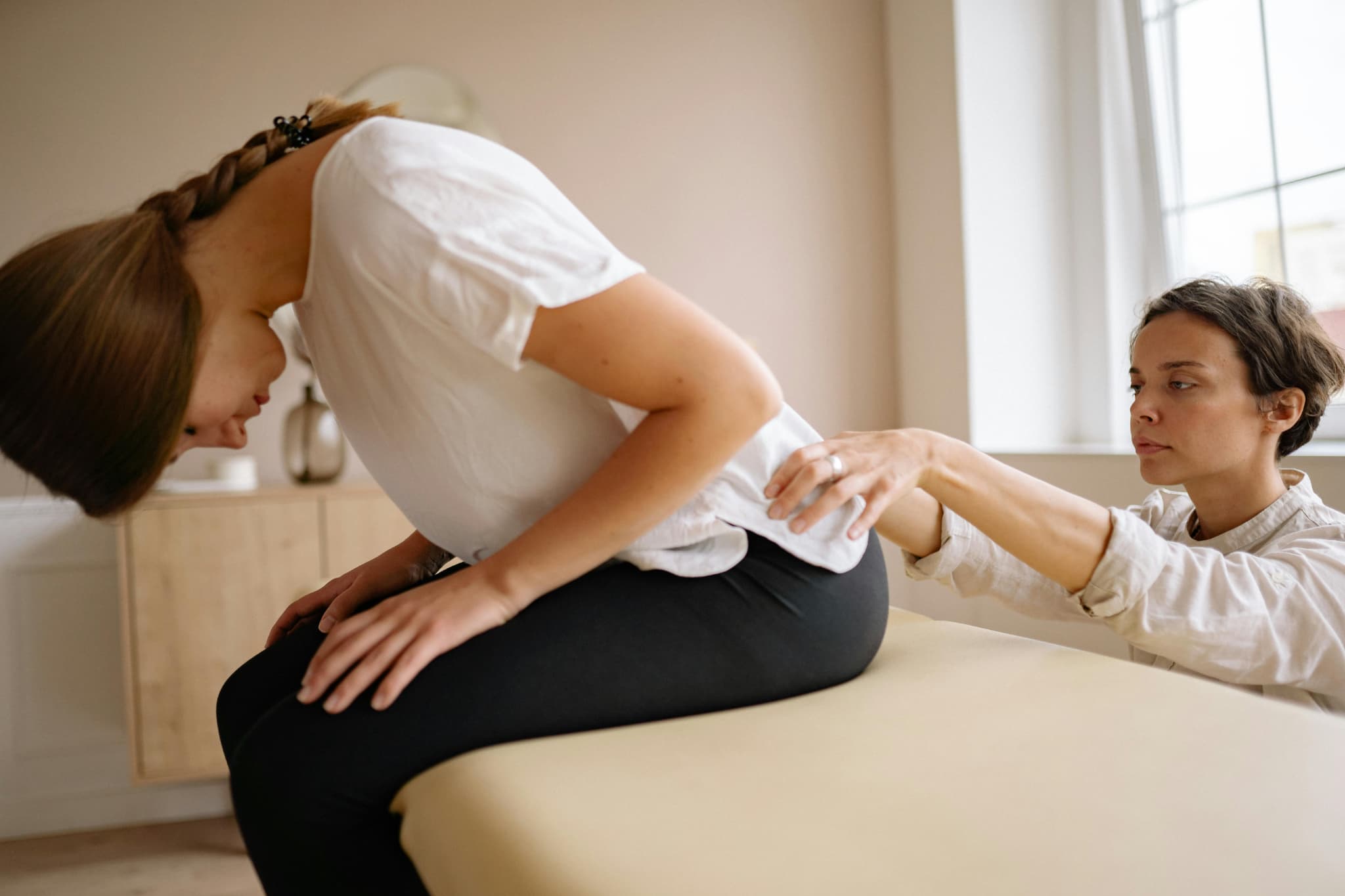 整えることの重要性を知っている女性が、体のメンテナンス整体を受けている