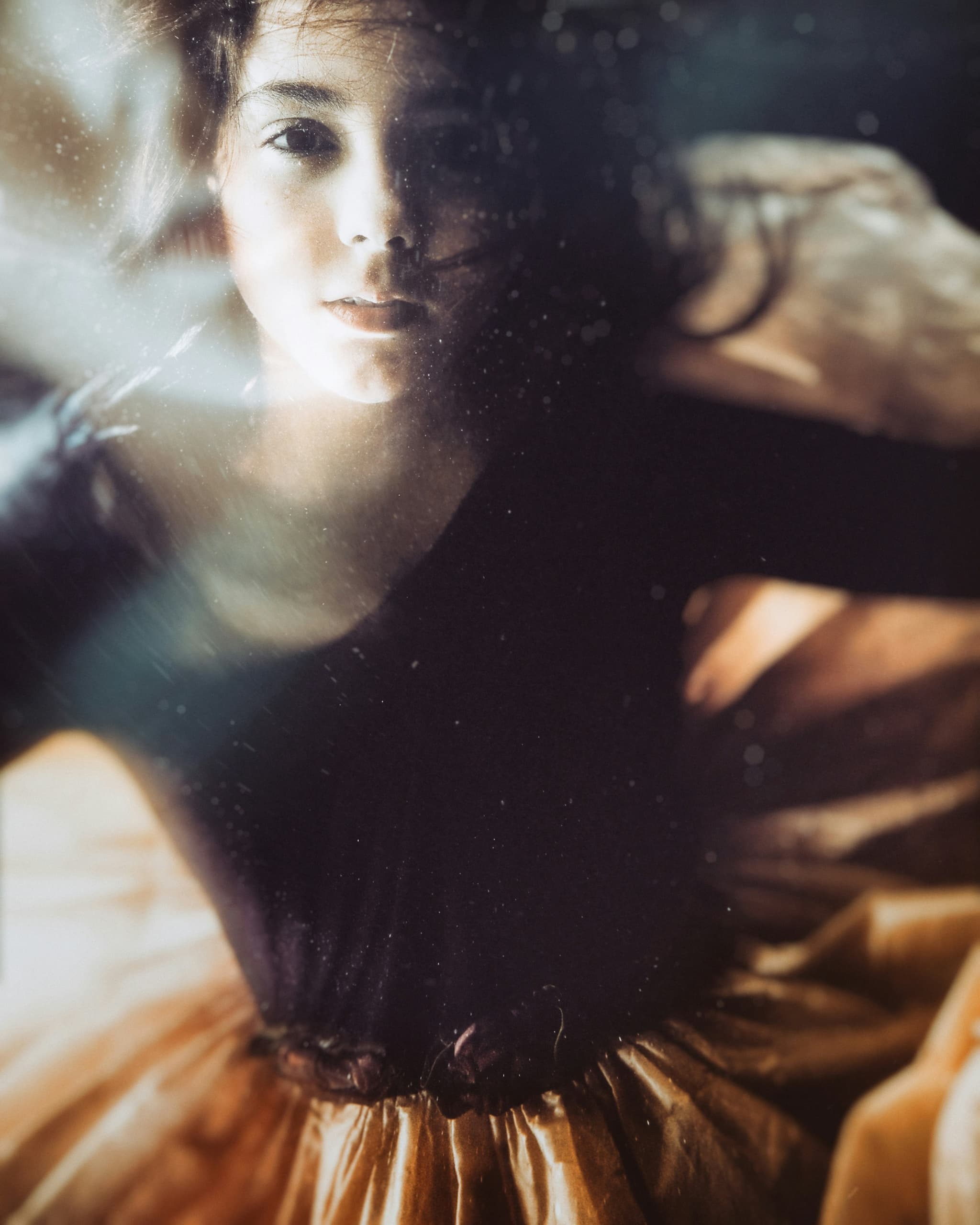 感情は筋膜と姿勢にも蓄積されていくということを表したイメージの女性