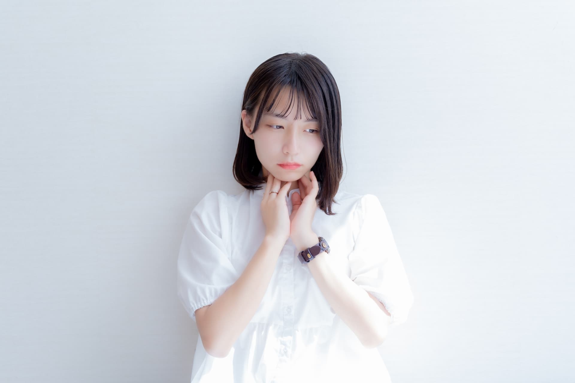 言いたいことを言えずに飲み込み続けると、のどの違和感、不調につながる。女性