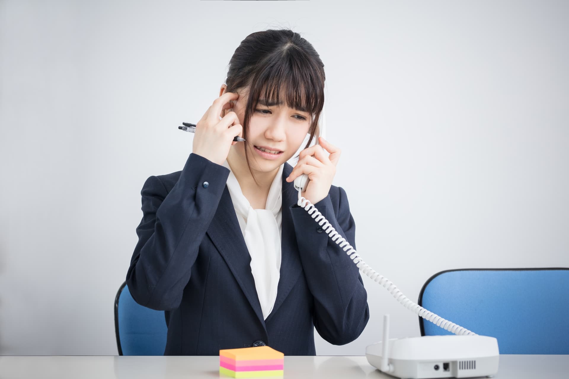 電話で謝罪する女性、みんな、大人のフリした子ども、だから気にしなくていいよ。