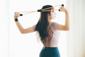 肩甲骨まわりのセルフケアをしている女性