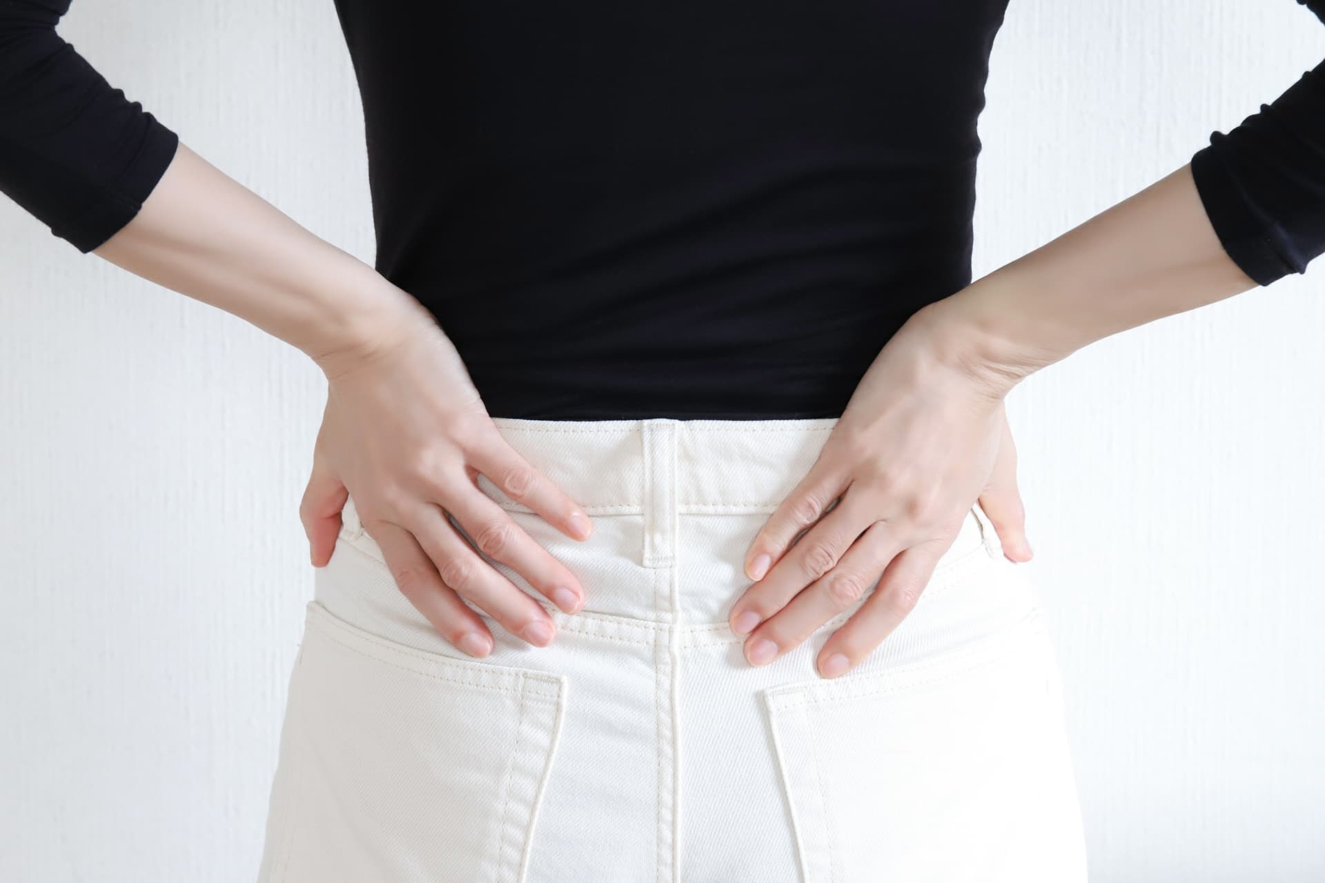 長年、腰痛で悩んでいる女性、原因は腰にはないかもしれません