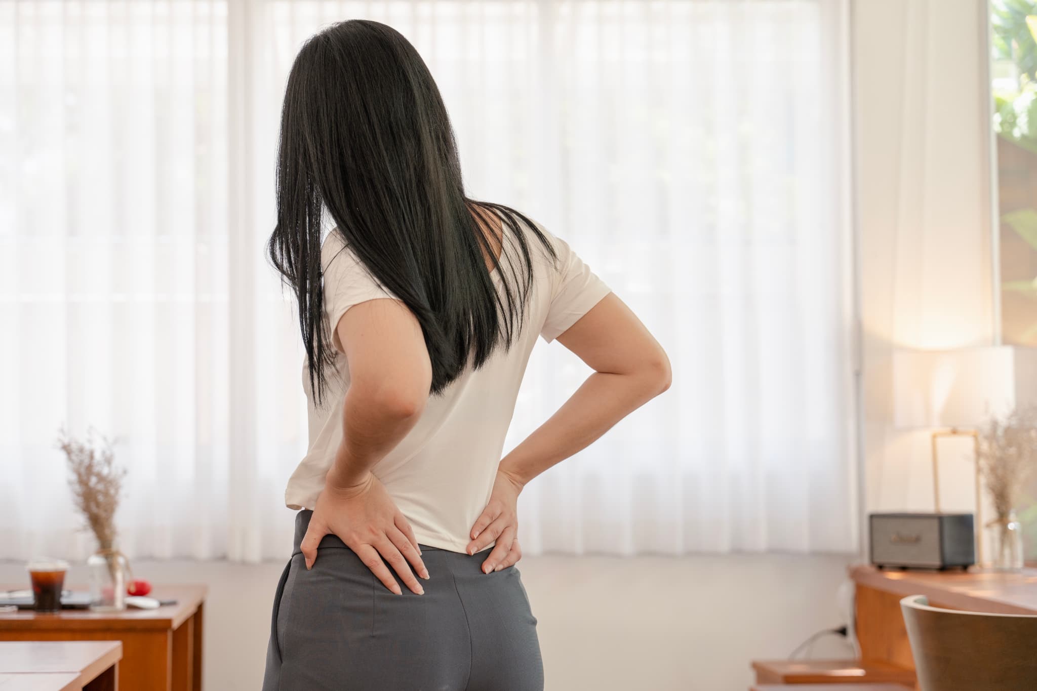 ぎっくり腰になりそうな女性