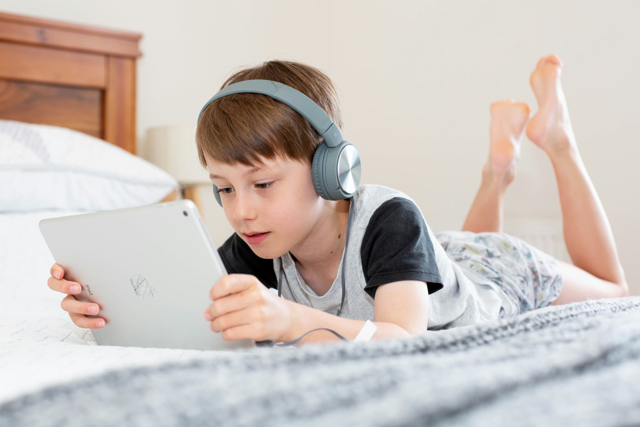 子どもでも整体を受けたほうがよさそうなタブレットに夢中の子ども