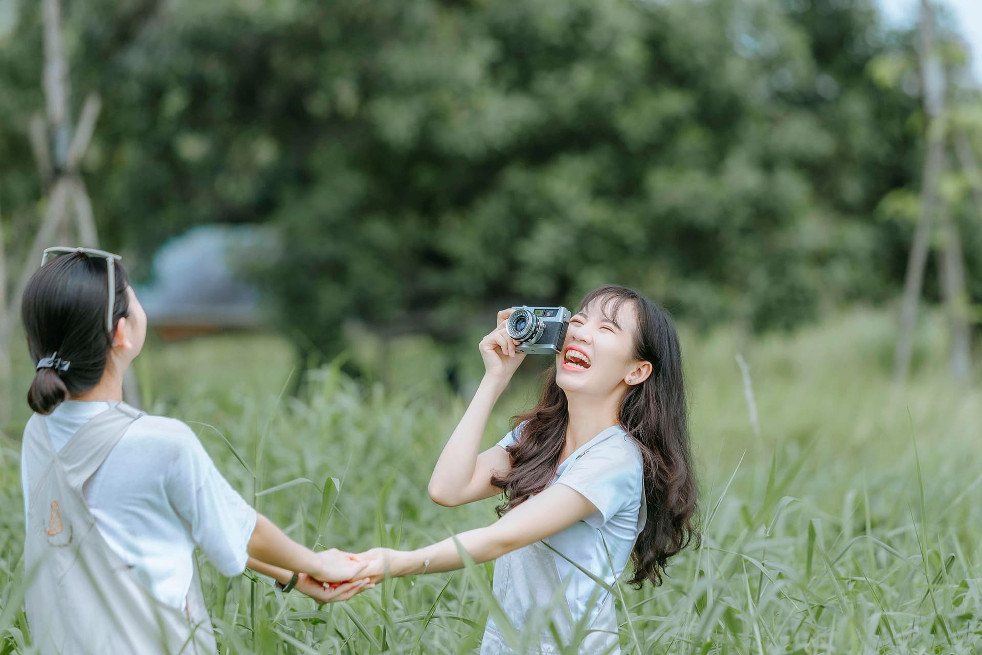 整体で慢性疲労がなくなり元気になった女性がいきいきとしている画像