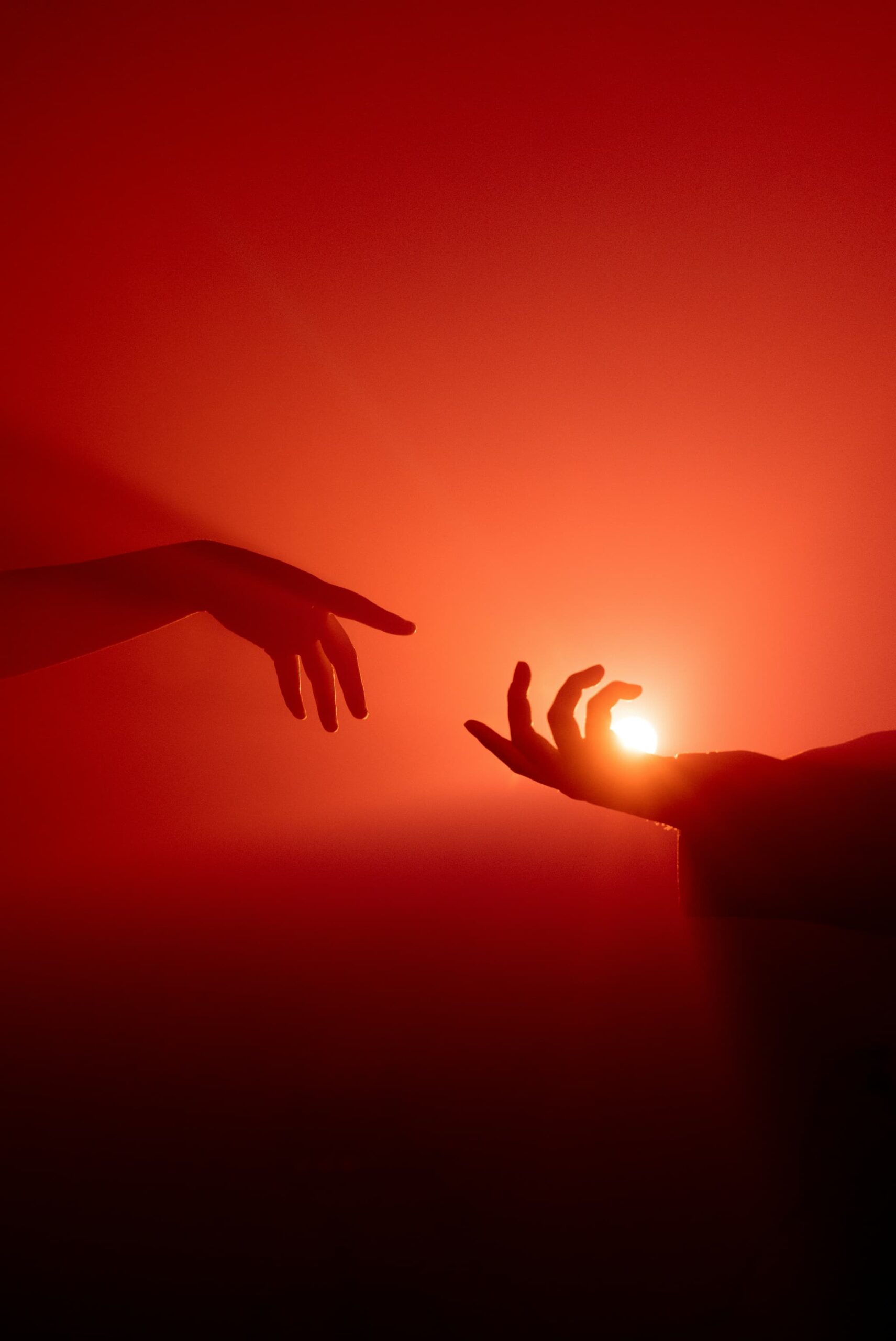 統合医療とは？整体とその魅力をイメージした手を手を取り合う感じ、どこかオリエントな写真