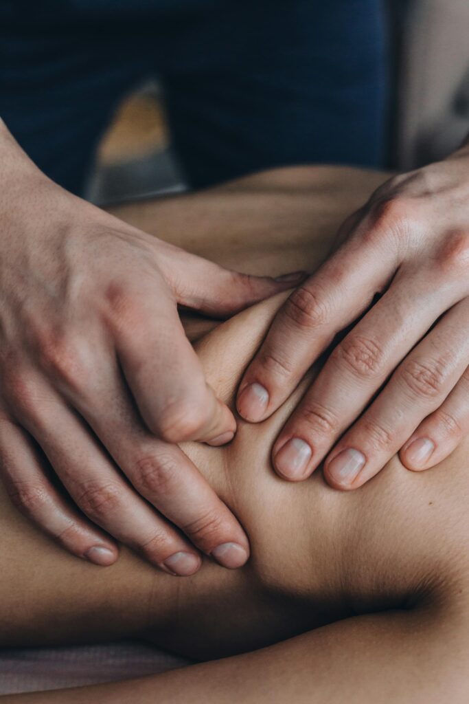 しなやかな肩甲骨になるためには? 〜肩こり・猫背・呼吸の浅さも変わる〜 57 真のオーダーメイド整体をしている様子