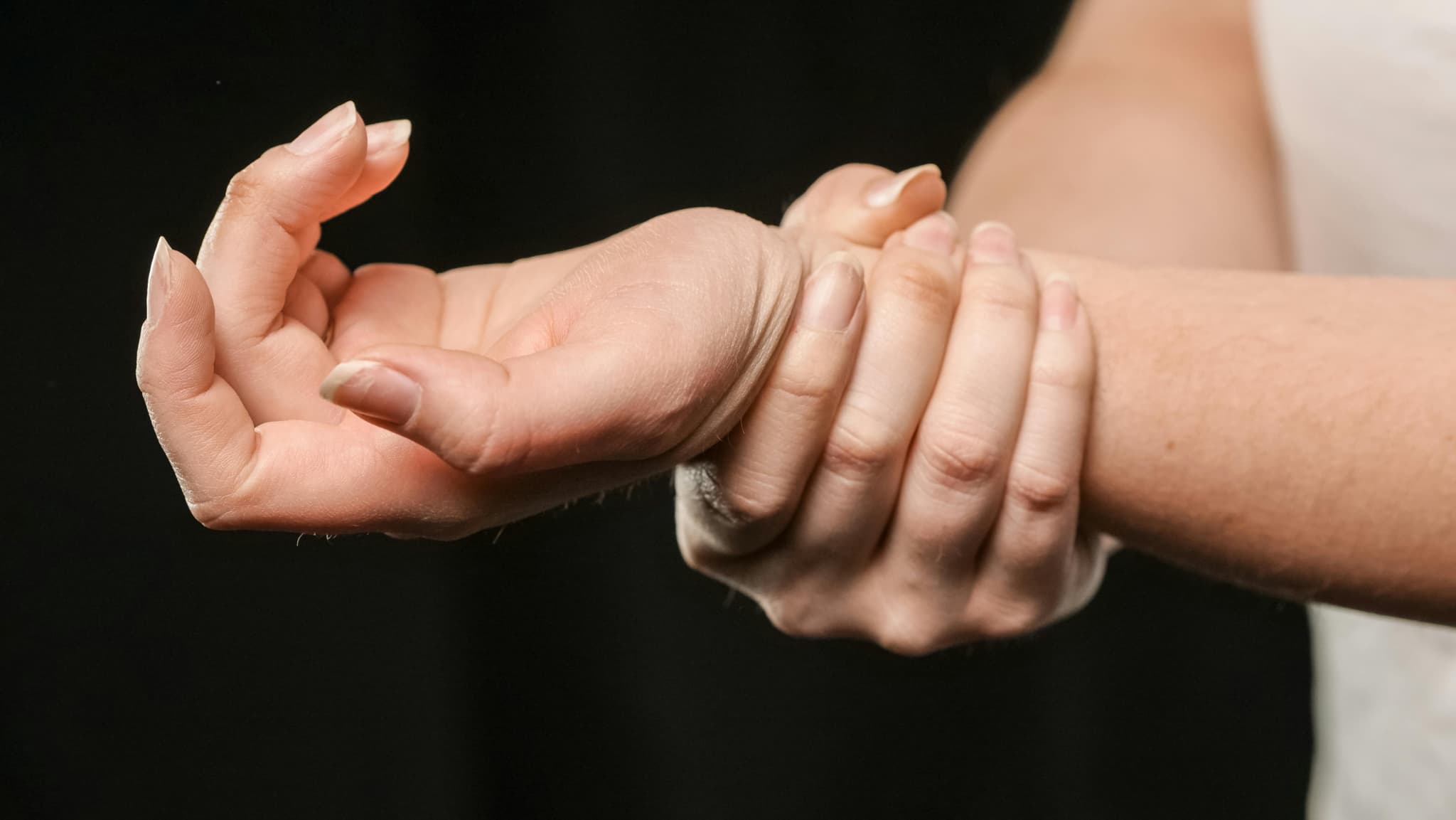 手首の痛みは年齢や使いすぎより、自律神経の乱れがきっかけになることが多いって知ってた？