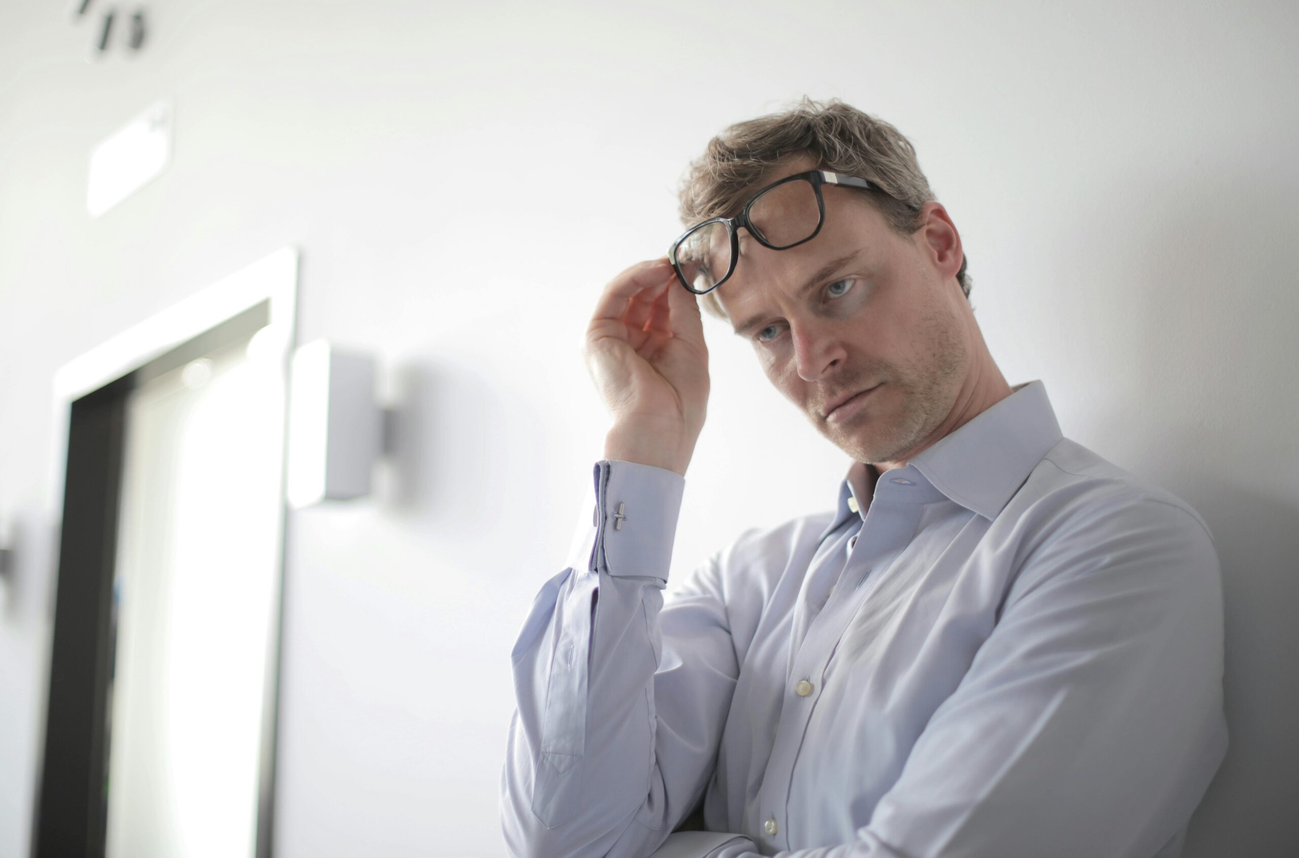 仮性近視と眼精疲労で目の疲れがとにかく気になっている男性