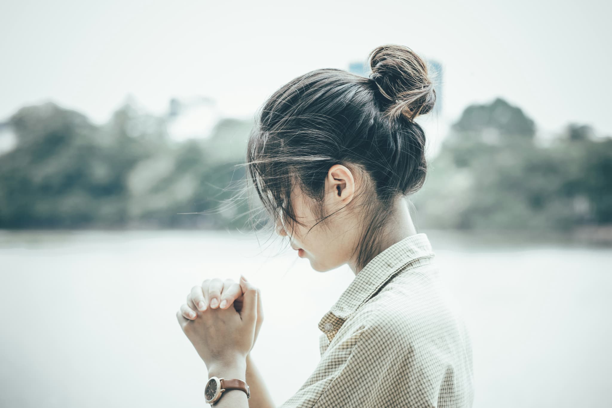 感情が整理できずいつも呼吸が浅いと感じている女性