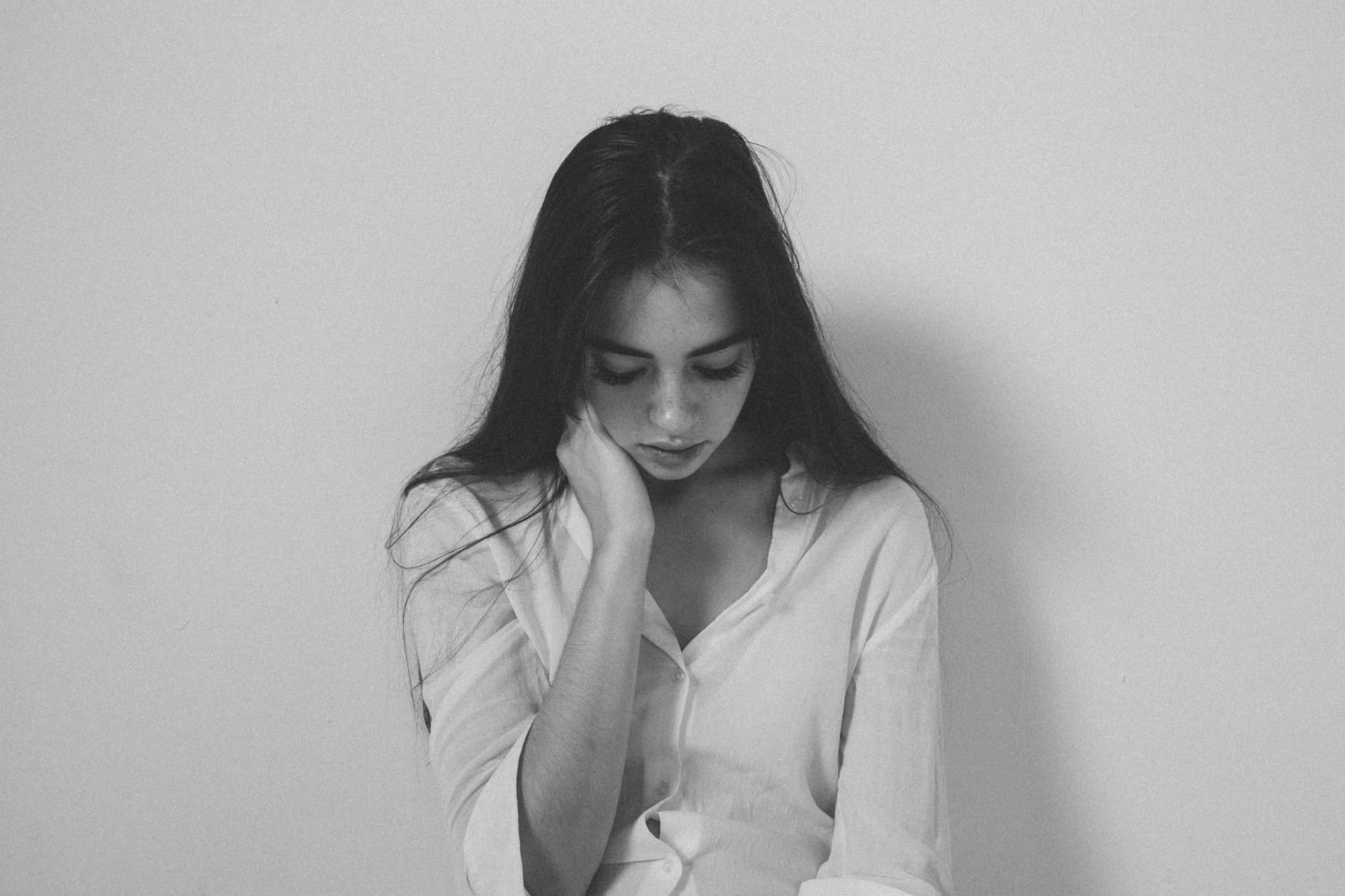 ひとりで抱え込まないで。心と体に、休息が必要な女性