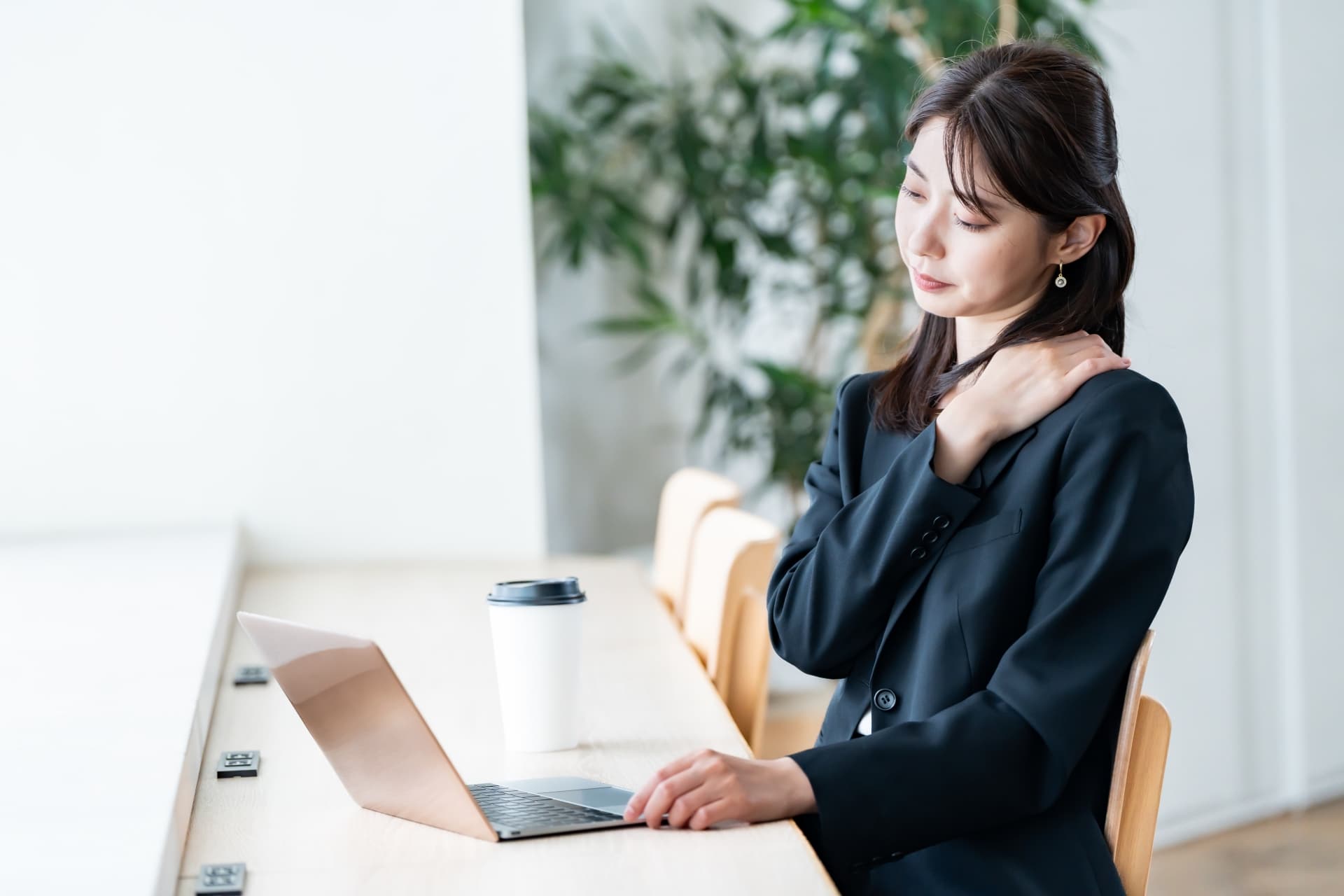 それは「こり」？それとも「水分の滞り」？肩こりがひどい女性