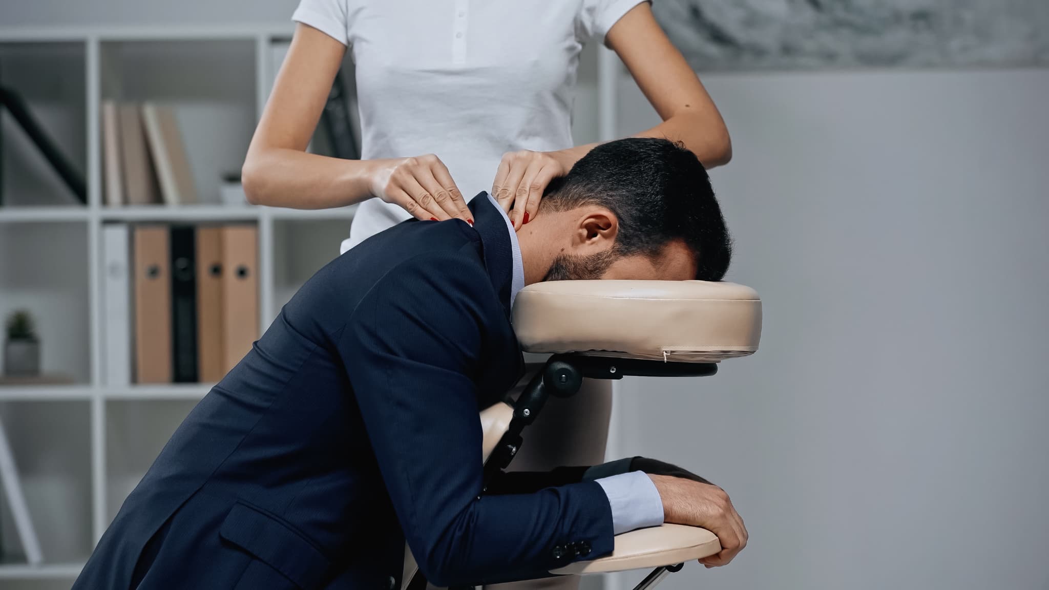人に揉んでもらうことと自分で揉むでは効果に違いがあることのイメージ写真
