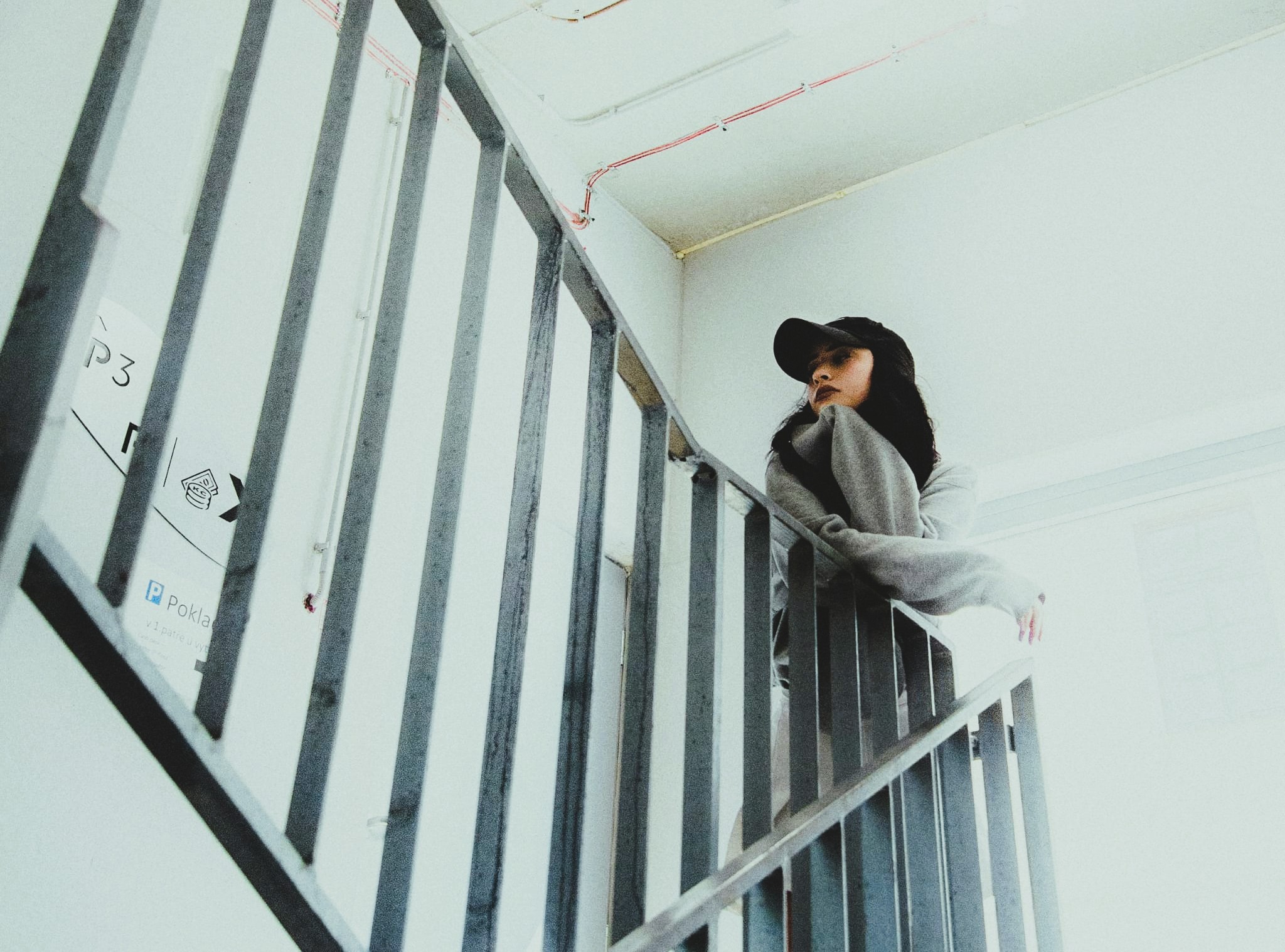 目的地はここじゃないと気がついた女性