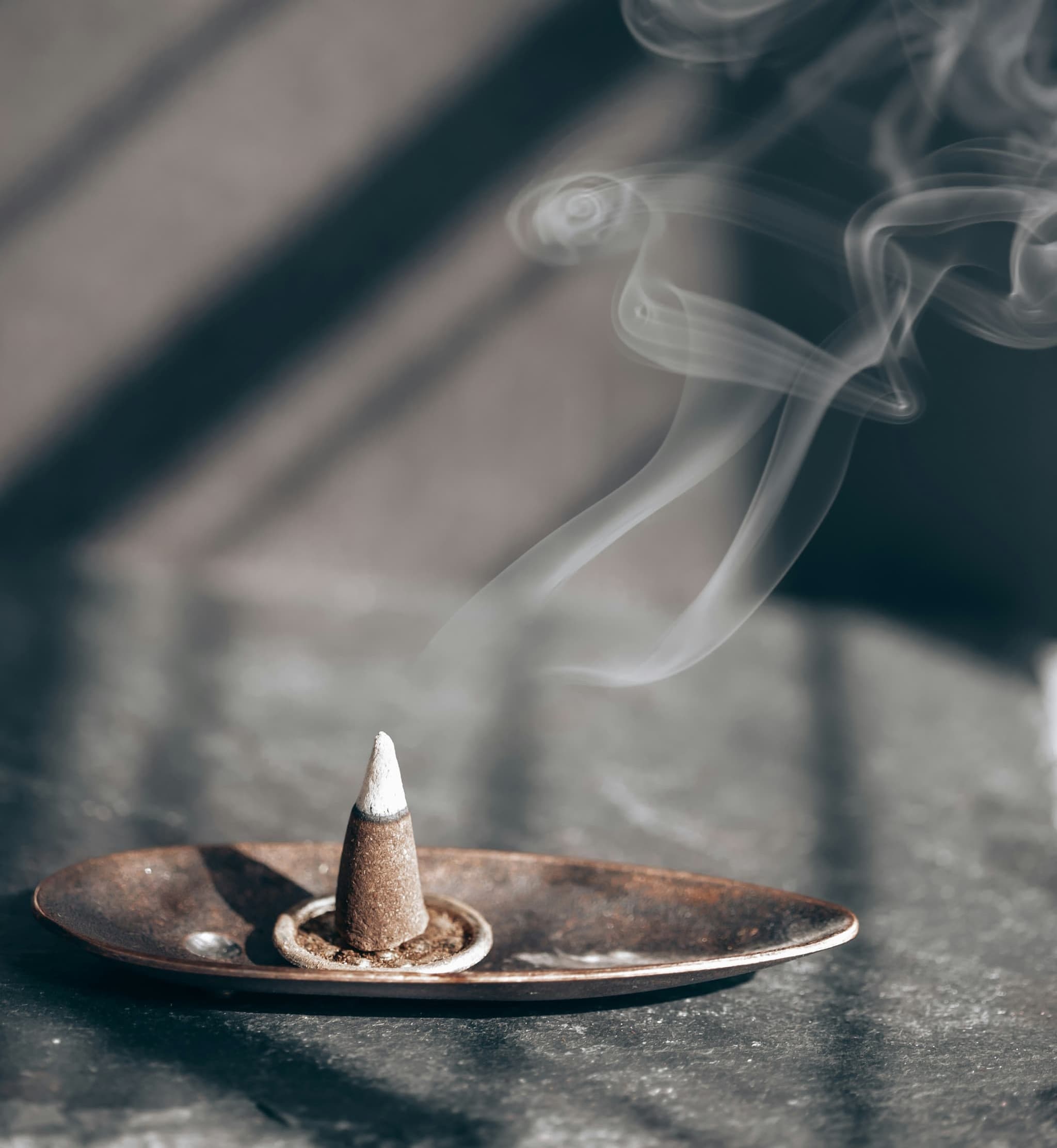 【白檀の香りで整う暮らし】お香がもたらす“静かな癒し”と心身のリセット