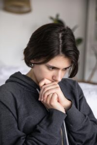 心配性の終わらない夜、なぜ思考は止まらないのか？