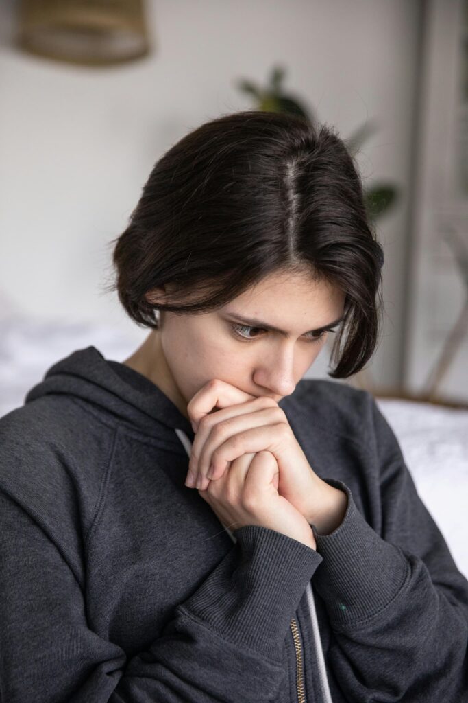 心配性の終わらない夜、なぜ思考は止まらないのか？