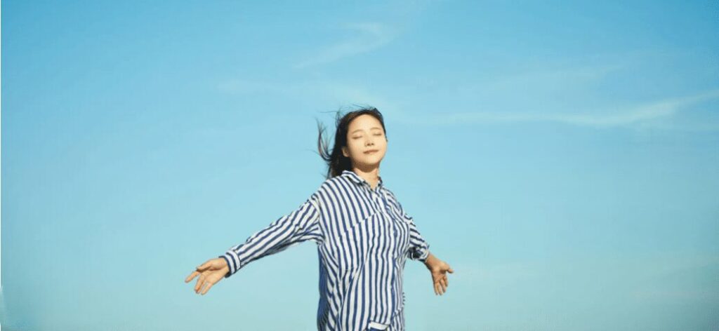 肺経とは何か？女性が大きく深呼吸している